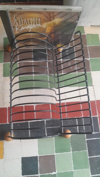 Porta CD metálico con detalles de madera