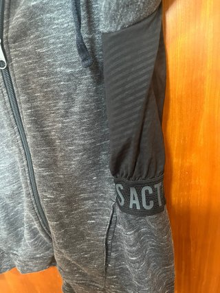 Sudadera deportiva Decathlon gris con cremallera