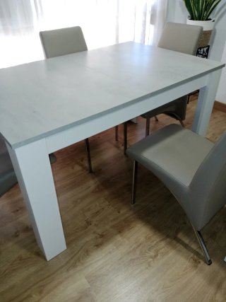 Mesa rectangular gris y blanca
