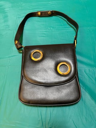 Borsa nera con dettagli oro