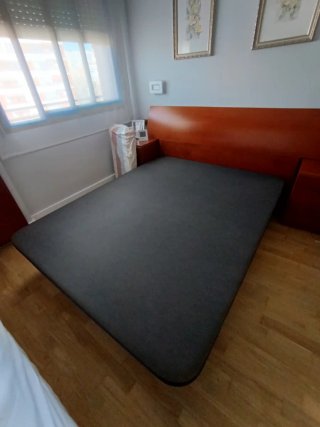 Base tapizada cama negra tela y madera