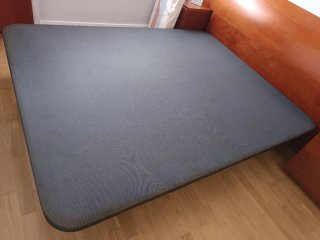 Base tapizada cama negra tela y madera