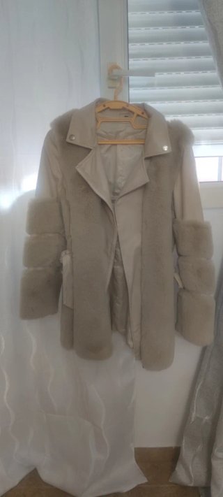 Abrigo beige con detalles de pelo