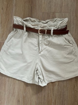 Zara Shorts Beige con Cinturón Marrón