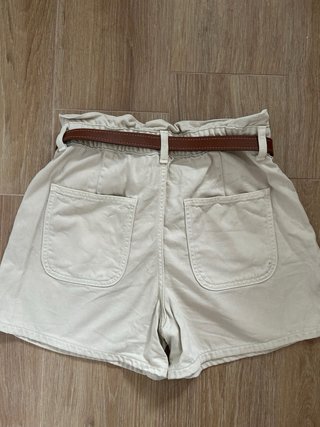 Zara Shorts Beige con Cinturón Marrón