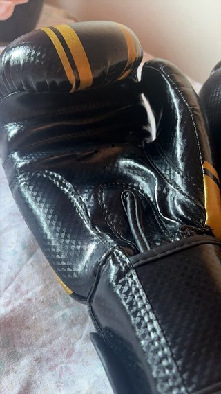 Guantes de Boxeo Thunder Pro Negros y Dorados