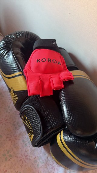Guantes de Boxeo Thunder Pro Negros y Dorados