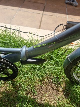 Bici Eléctrica Gris 400 km poco usada Vendrell