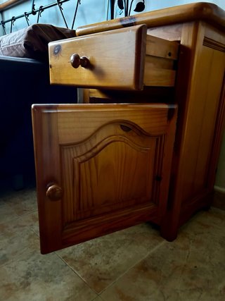 Mesita de noche rústica de madera