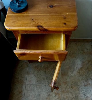 Mesita de noche rústica de madera
