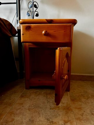 Mesita de noche rústica de madera