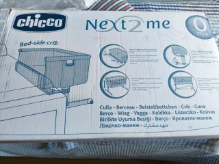 Cuna Next2Me Chicco con apertura fácil y sabanas