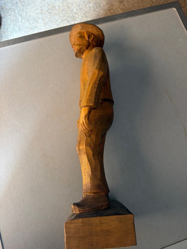 Escultura de madera hombre con sombrero