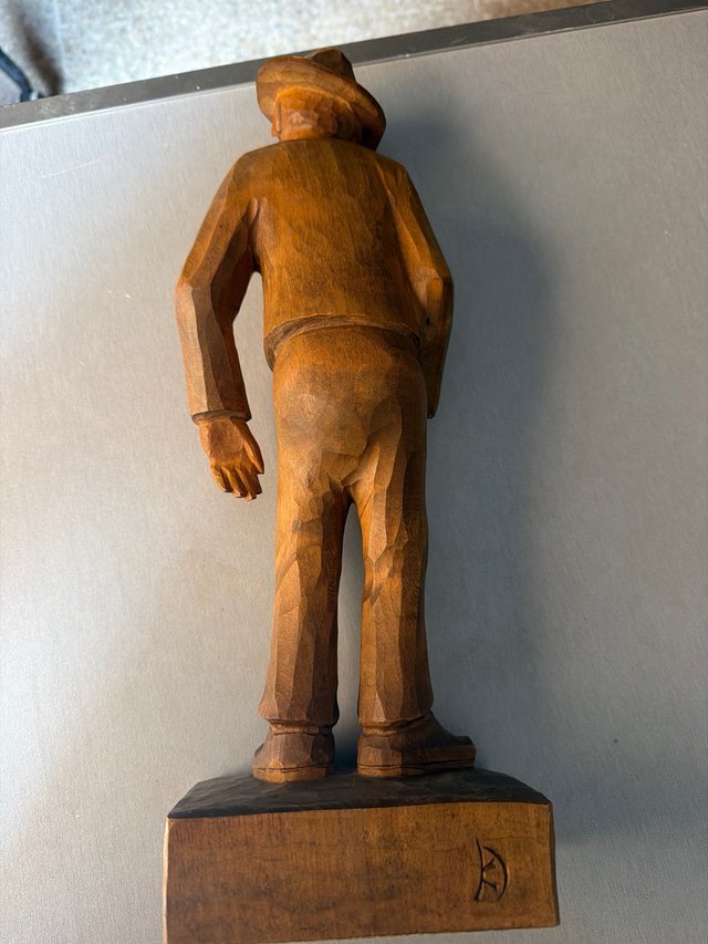 Escultura de madera hombre con sombrero