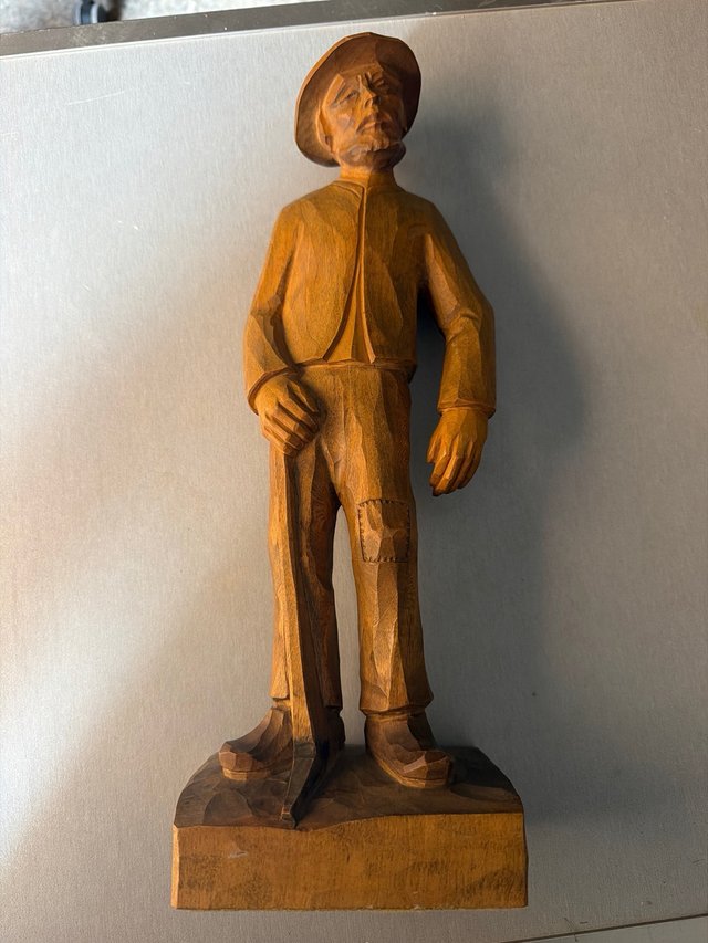 Escultura de madera hombre con sombrero
