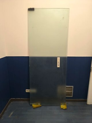 Puerta cristal templado con muelle suelo