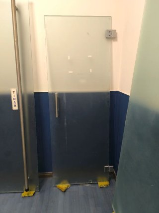 Puerta cristal templado con muelle suelo