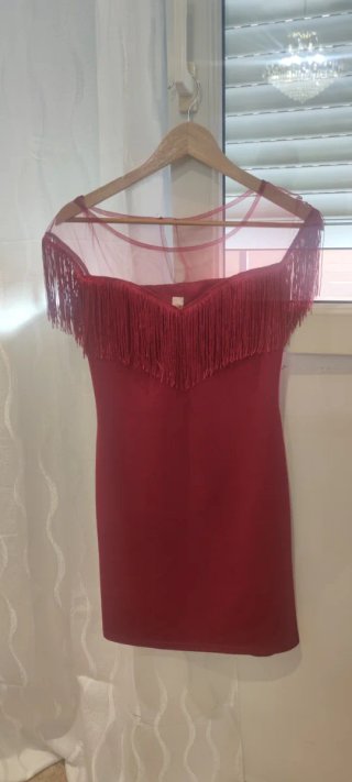 Vestido corto rojo con flecos