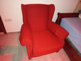 Sillón orejero rojo con reposabrazos