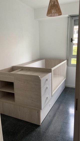 Cuna convertible en habitación