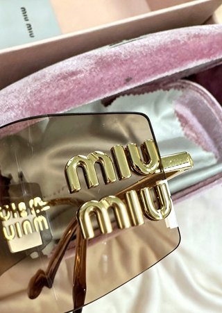 Gafas de sol Miu Miu Marrón y Dorado