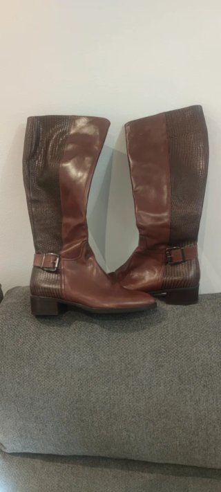 Botas altas de cuero marrón y dorado