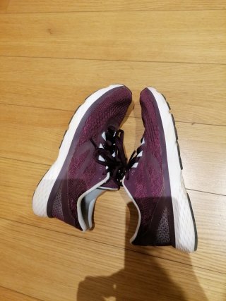 Zapatillas deportivas moradas y blancas