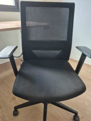 Silla de oficina ergonómica negra