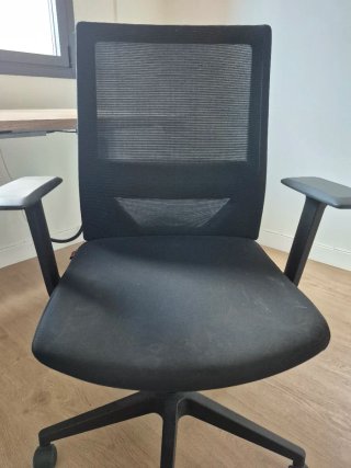 Silla de oficina ergonómica negra