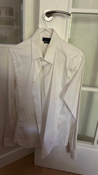Traje azul y camisa blanca Zara