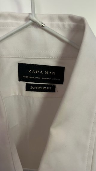 Traje azul y camisa blanca Zara