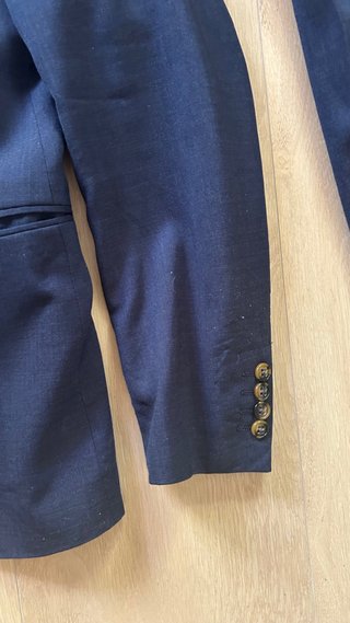 Traje azul y camisa blanca Zara