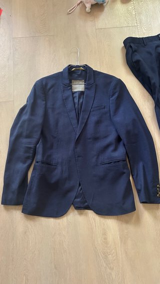 Traje azul y camisa blanca Zara