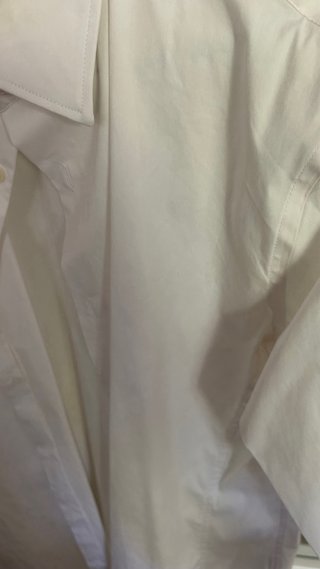 Traje azul y camisa blanca Zara