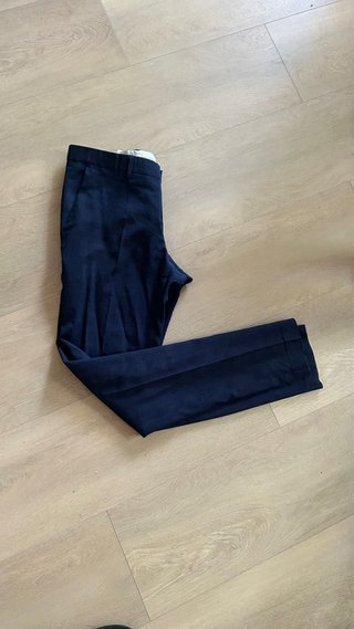 Traje azul y camisa blanca Zara