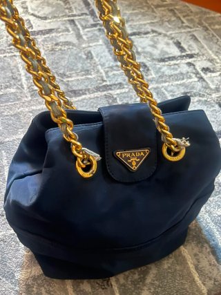 Borsa Prada nera con catena dorata