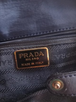 Borsa Prada nera con catena dorata