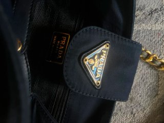 Borsa Prada nera con catena dorata