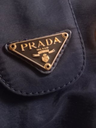 Borsa Prada nera con catena dorata