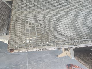 Mesa de exterior de cristal y mimbre