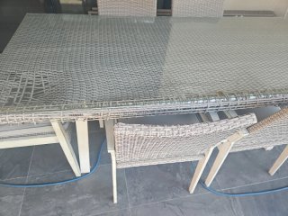 Mesa de exterior de cristal y mimbre
