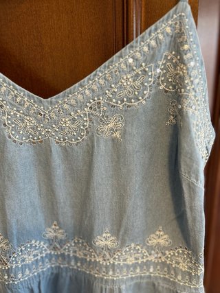 Vestido largo azul con bordados