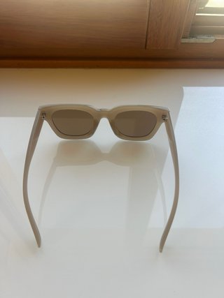 Gafas de sol beige y marrones