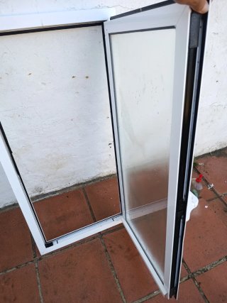 Ventana de aluminio blanca
