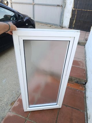 Ventana de aluminio blanca