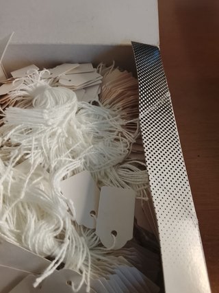 Etichette con filo