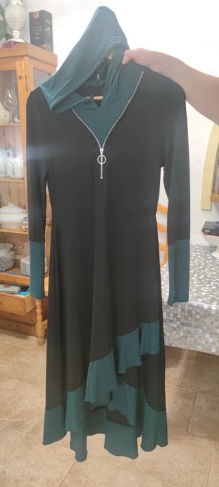 Vestido largo con capucha y cremallera