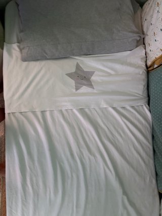 Cama infantil con todos los téxtiles y accesorios