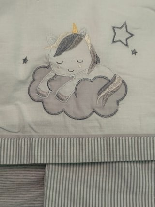 Cama infantil con todos los téxtiles y accesorios