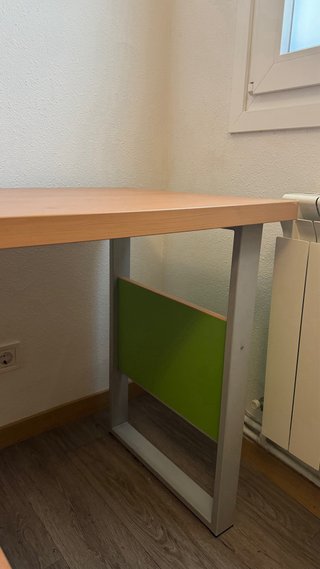 Scrivania in legno e metallo con cassettiera